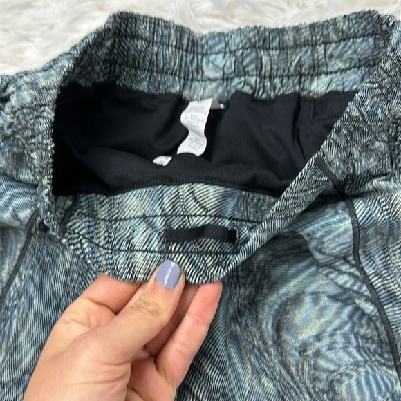Lululemon Hotty Hot Low Rise Short 4" Dimensional Icing Blue Multi / Black - Picture 2 of 6